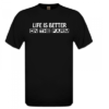 T-shirt Zwart Life is better on the farm.